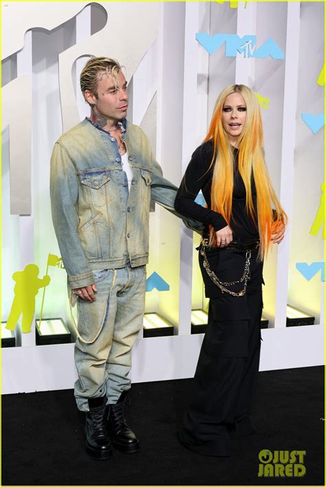 Avril Lavigne Splits From Mod Sun Photos Emerge Of Her Hugging Another