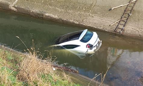 Con L Auto Nel Canale Si Salva Salendo Sul Tetto Prima Milano Ovest