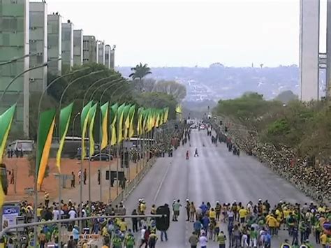 Desfile em comemoração ao Bicentenário reúne multidão na Esplanada