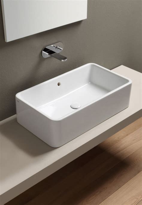 Shui es un lavabo rectangular de colores de Cielo Terracerámica