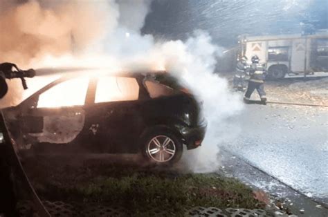 Rosario Incendiaron Tres Autos Y Dejaron Notas Amenazantes En