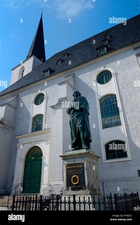 Denkmal Fuer Johann Gottfried Herder Vor Stadtkirche San Peter Und