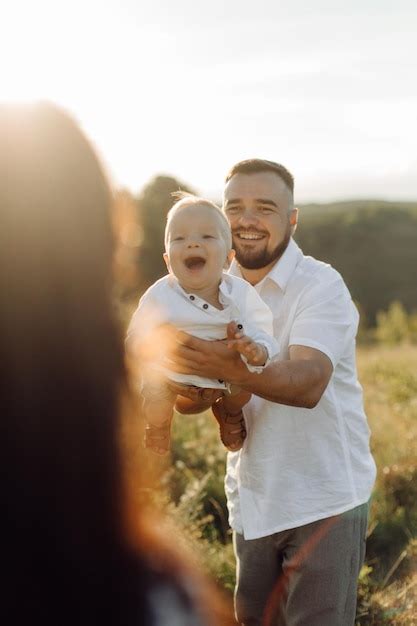 Familia Joven Feliz Pasar Tiempo Juntos Al Aire Libre En La Naturaleza