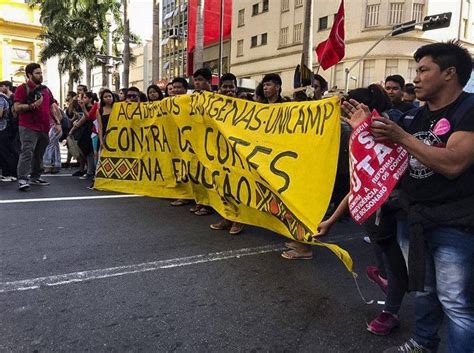 Protestos contra cortes na Educação levam milhares às ruas em todo o