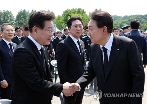 윤석열 대통령 이재명 대표와 악수 연합뉴스