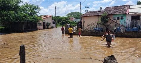 Familias Resultan Afectadas Por La Crecida Del R O Unare