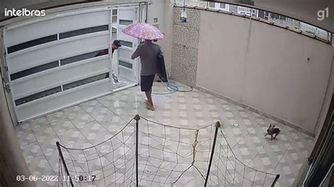 Criminosos Arrombam Port O Invadem Casa E Furtam Objetos De Moradores