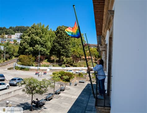 Vereadora hasteou bandeira arco íris nos Paços do Concelho