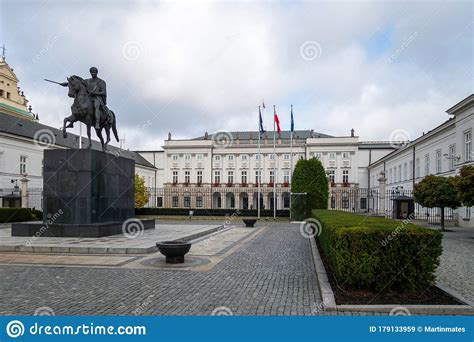 Pomnik Jozefa Poniatowskiego W Warszawie Przed Pa Acem Prezydenckim