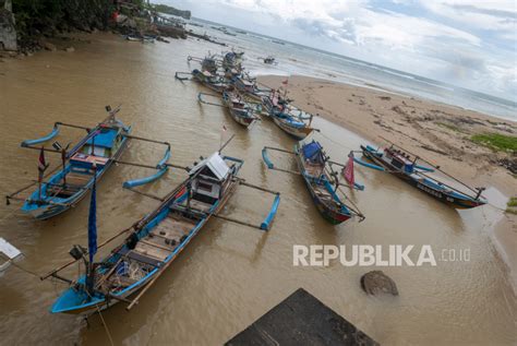 Nelayan Di Lebak Tak Melaut Akibat Gelombang Tinggi Dan Harga BBM Naik