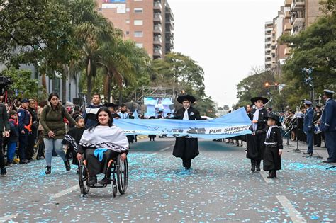 En fotos así fue el simbólico desfile cívico militar que celebró los