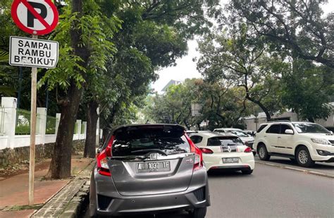 Parkir Liar Di Kawasan Raden Fatah