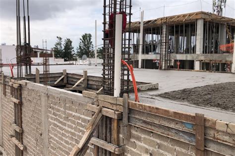 Estructuras De Concreto Construyendo Las Cimbras Y Colados Con La Mas