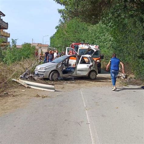 Grave Incidente A Barcellona Auto Contro Guard Rail Enne In