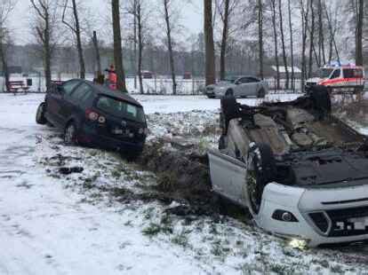 Auto Berschl Gt Sich Fahrer Eingeklemmt