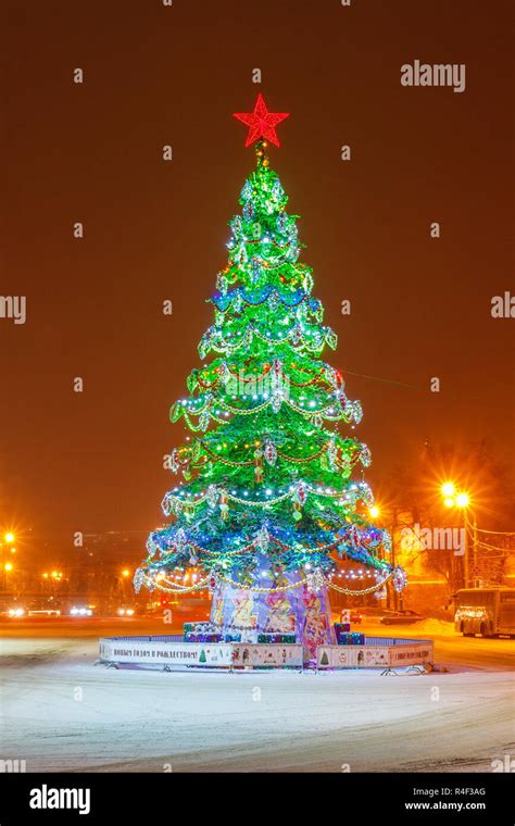 Christmas tree in lights on street Stock Photo - Alamy