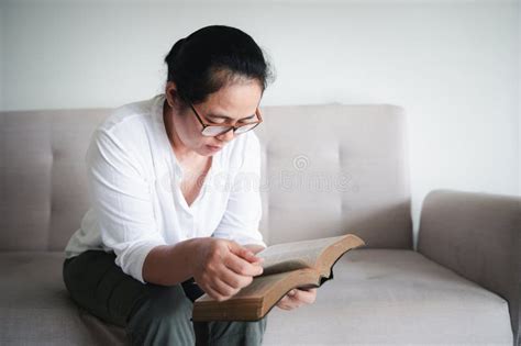 Mujer Asiática Leyendo La Biblia Manos Femeninas Rezando a Dios