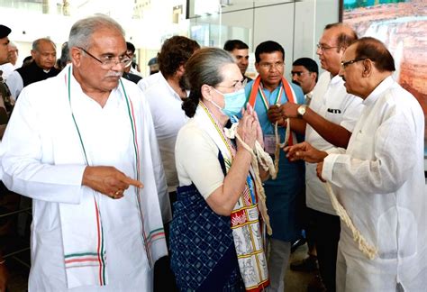 Congress Leader Sonia Gandhi Being Welcomed By Party Members