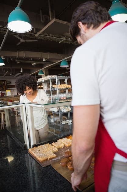 Cliente Sonriente De Pie Y Elegir Comida Foto Premium