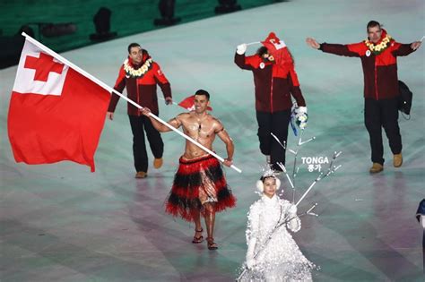 平昌五輪開会式、極寒の中“上裸入場”トンガの旗手にネット沸く「早く服を着て」 モデルプレス