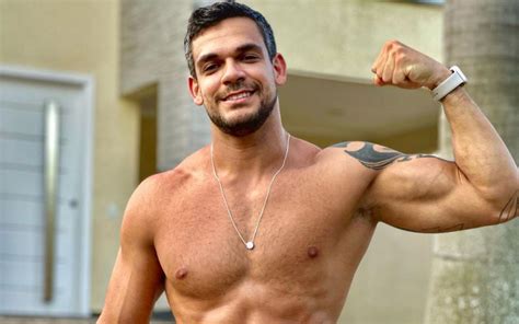 Cancelamento Ajudou Ex Fazenda A Ousar Em Fotos Sensuais Tirando De