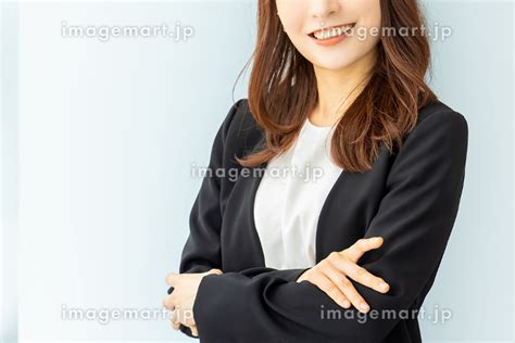 腕組みをする笑顔の日本人ビジネスウーマン （女性／人物）の写真素材 [254956589] イメージマート