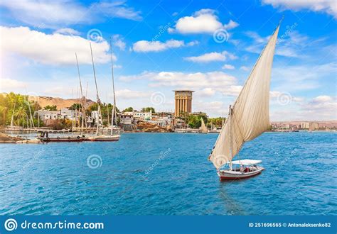 Veleros Tradicionales En El Nilo De La Ciudad De Aswan Egipto Imagen