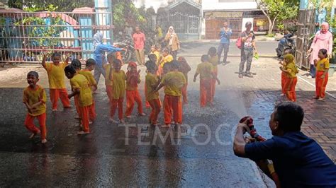 Serunya Belajar Tugas Pemadam Kebakaran Sejak Dini Foto