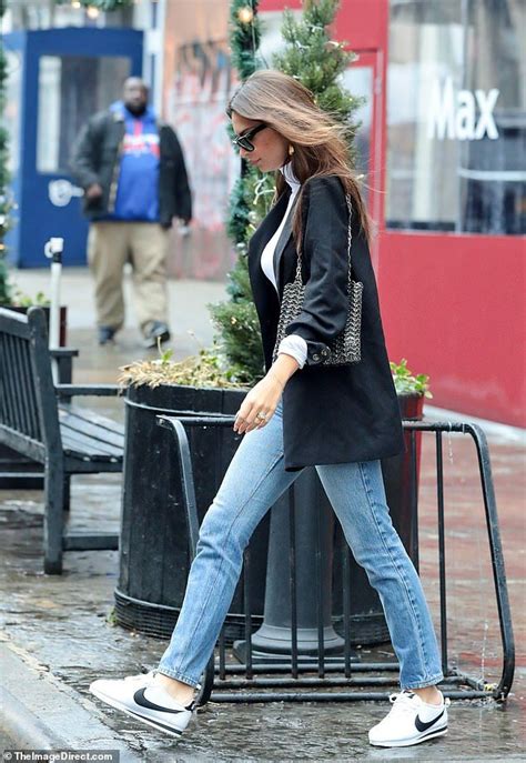 Emily Ratajkowski Braves The Nyc Rain In Her 135 Inamorata Blazer