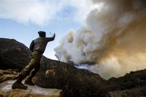 Thomas Fire Thousands Of Acres Burn In Ventura County Los Angeles Times