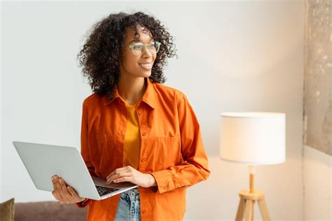 Una Mujer Afroamericana Sonriente Gerente De Trabajadores Con Una