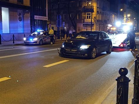 Nocne zderzenie audi z BMW w centrum miasta Jeden z kierowców chciał