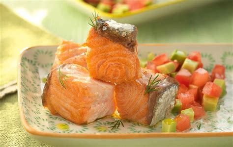 Dados de salmón con tomate y aguacate