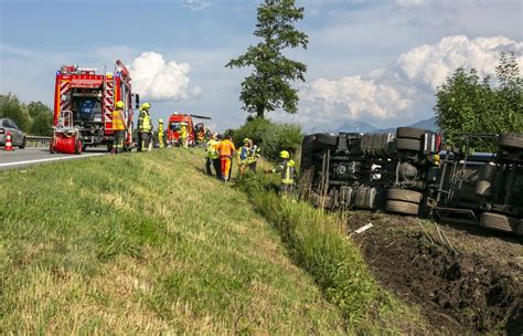 Fahrer war erschrocken Milchlaster auf der A8 bei Grabenstätt umgekippt