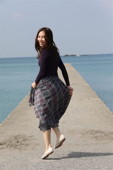 【写真】「神戸の女」美乃すずめ×「湘南の女」小野夕子 木漏れ日の中で放つ輝き｜newsポストセブン