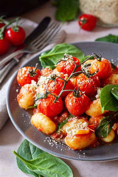 Tomaten Spinat Gnocchi Mit Cashew Walnuss Parmesan Simply Vegan