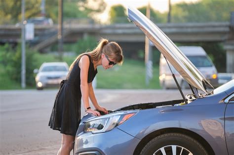 Femme Impuissante Debout Pr S De Sa Voiture Avec Capot Ouvert