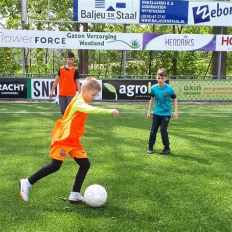 Voetbaltraining voor Oekraïense kinderen R K V V Westlandia