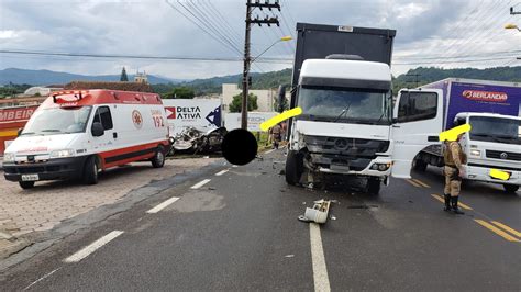 FOTOS Motorista fica preso às ferragens após bater em caminhão no Alto