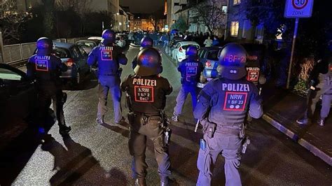 Demo Bilanz Der Polizei F Nf Verletzte Polizisten Vier Anzeigen Zwei