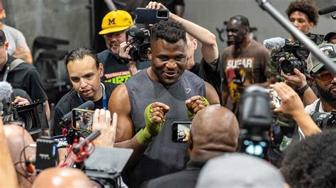 Francis Ngannou cash sur le combat prévu entre Tyson Fury et Oleksandr