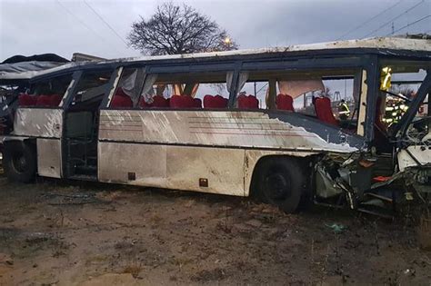 Szkolny autobus zderzył się z pociągiem Kierowca zginął na miejscu