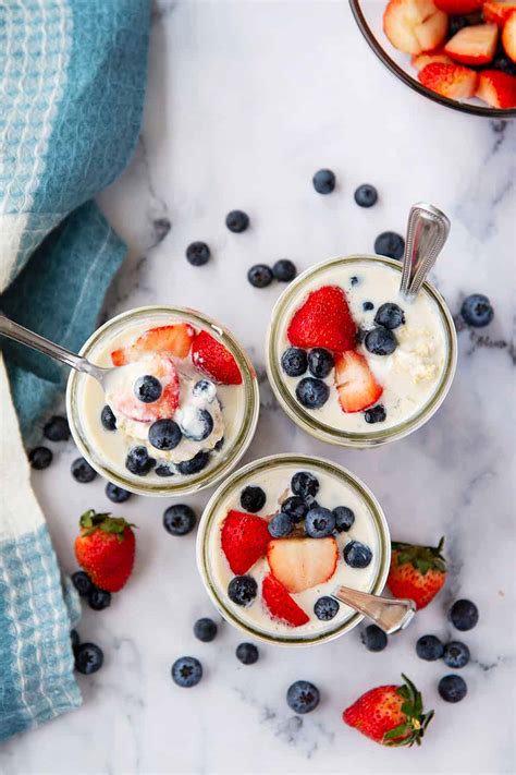 Greek Yogurt Mixed Berry Overnight Oats