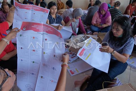 Penyortiran Dan Pelipatan Surat Suara Di Kpu Denpasar Antara Foto