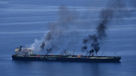 Barco petrolero lleva 4 días incendiándose tras ataque extremo de