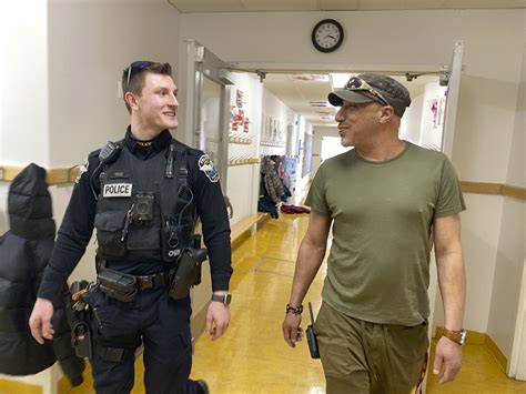 Série Un policier à lécole au Nunavik Le Devoir