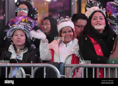 New York Usa Dezember 2023 31 Teilnehmer tragen 2024 Stirnbänder