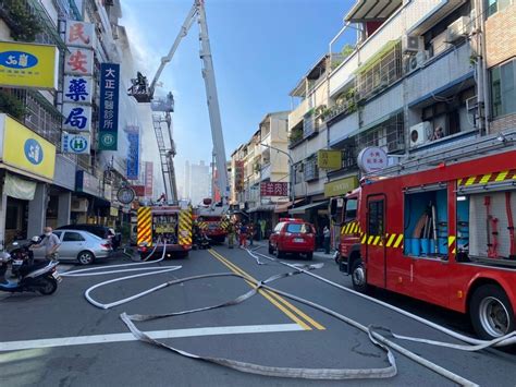 高雄民宅突竄惡火！住戶遭濃煙嗆傷 警消救出2大1小送醫 社會萬象 生活 Nownews今日新聞