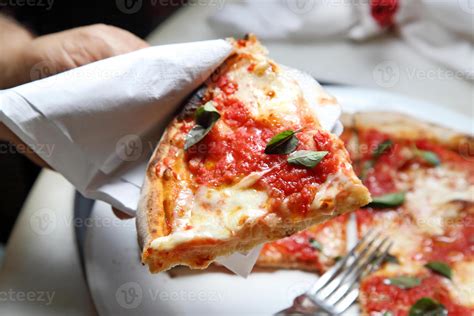 Step By Step Guide On How To Eat Authentic Neapolitan Pizza With Your