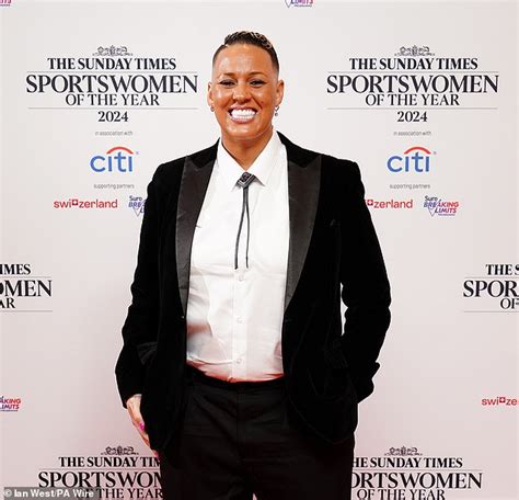 O árbitro da Premier League demitido David Coote é chamado pelo ex jogador de futebol gay